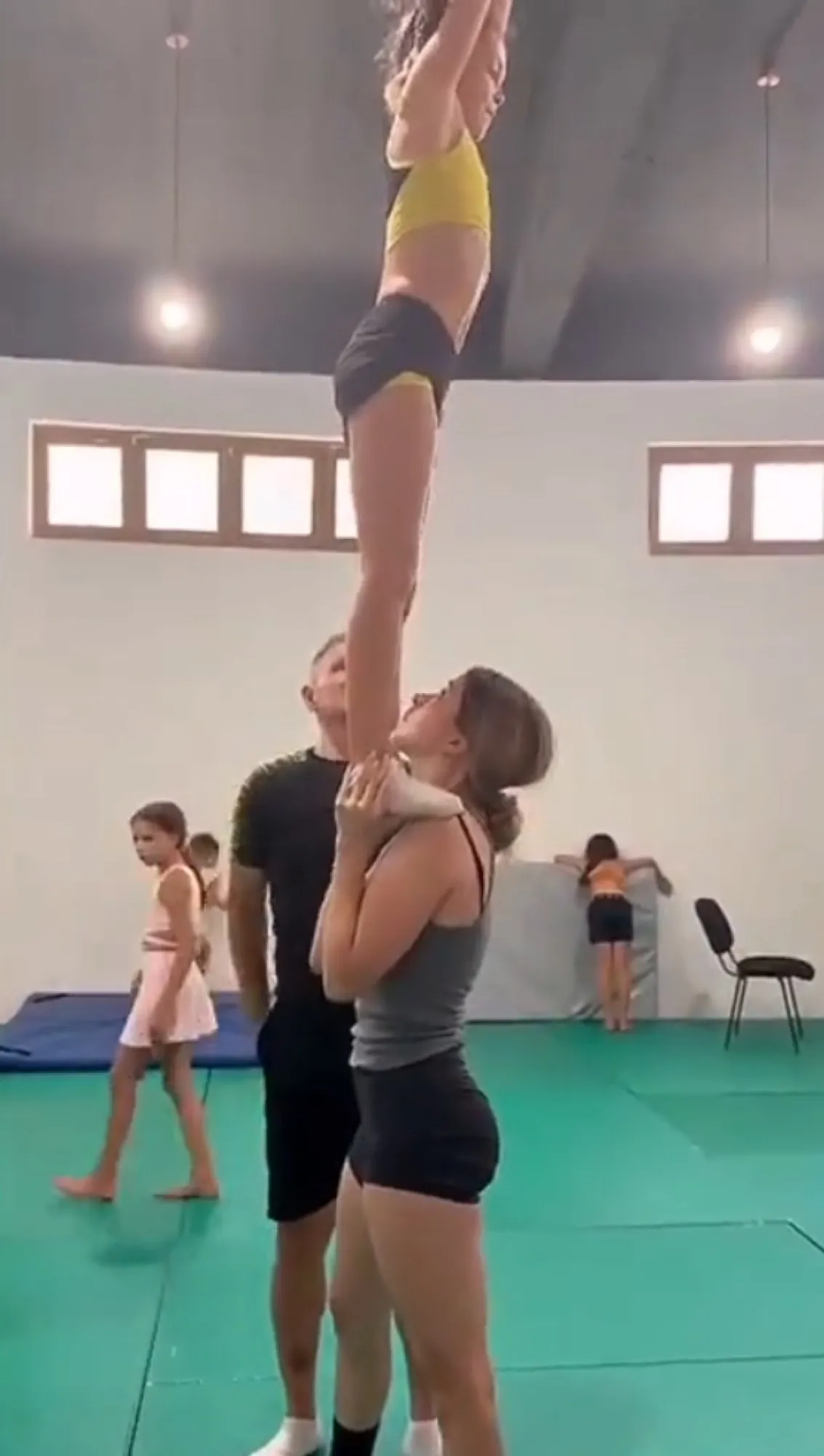 Partner acrobatics in the hall