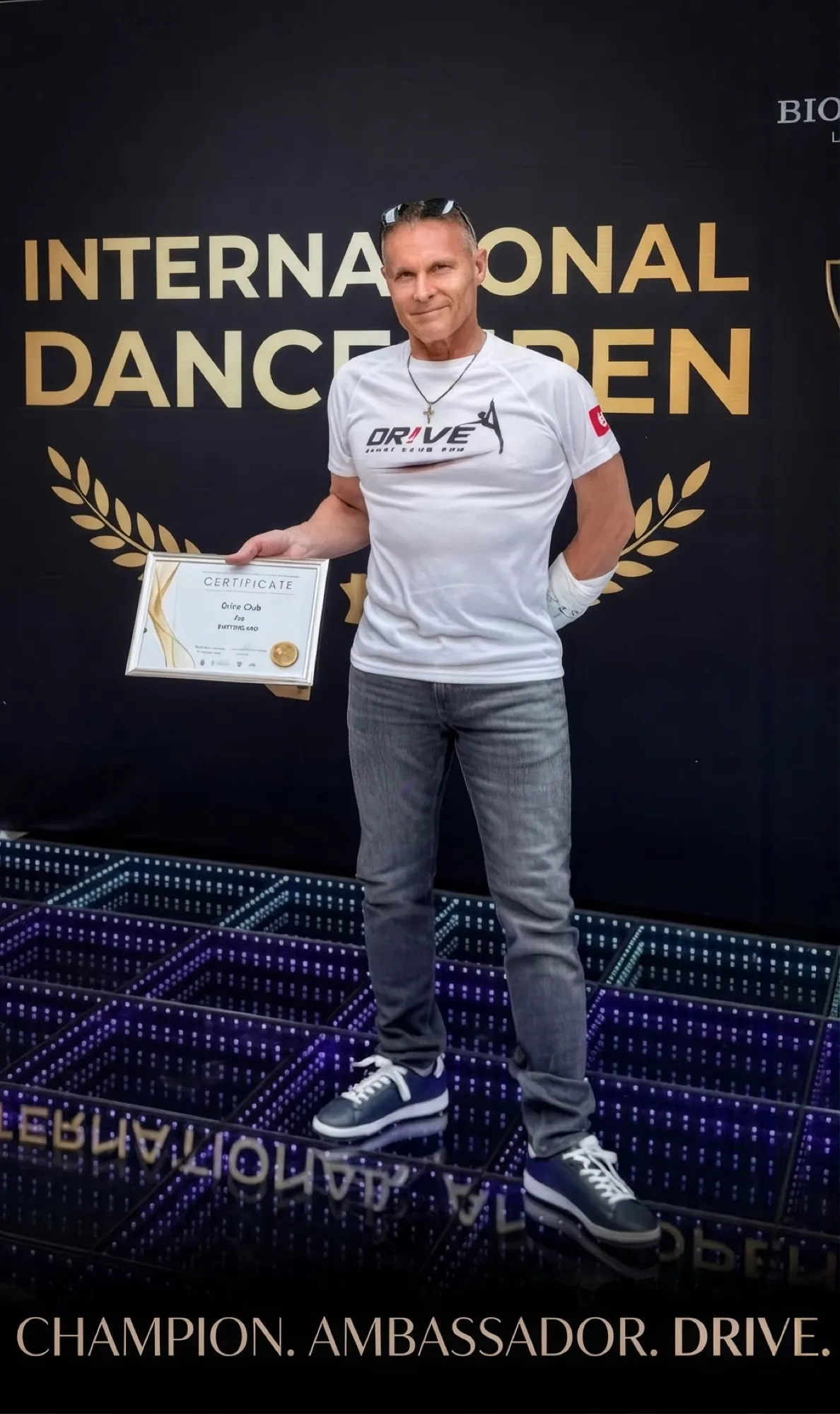Igor Matyushenko mit einer Urkunde am International Dance Open